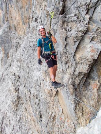Über eine kleine Seilbrücke überwinden wir den Felsspalt.