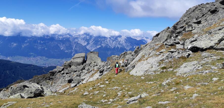 Der Abstieg erfolgt in nordwestlicher Richtung, entlang der ...