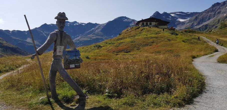 im Hintergrund die Bockhartseehütte