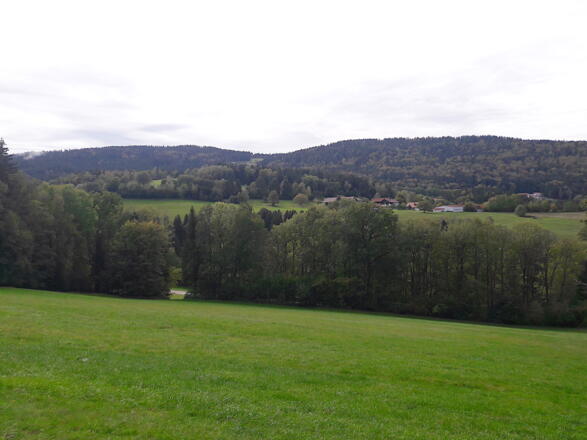 Blick vom Wanderweg Nr. 9 über Gneißen nach Maierhof hinüber