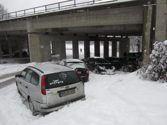 Parkplatz unter Autobahnbrücke bei Anger