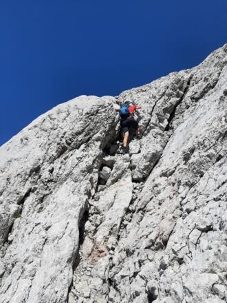 Und Abstieg in einem Riss
