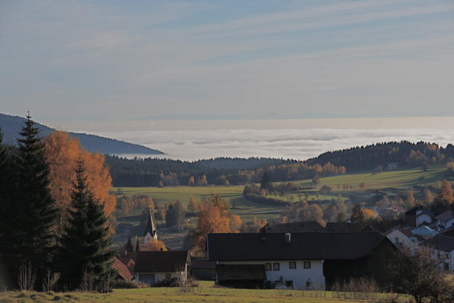 Aussicht von Hüglhof über St. Englmar hinweg zu den Alpen