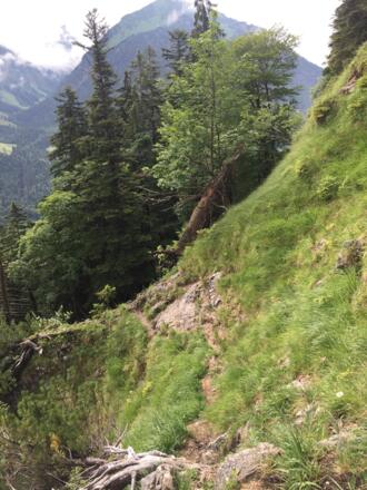 Rückblick auf die kurze abschüssige Querung mit dem wenig hilfreichen Drahtseil