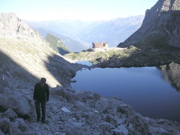 Zustieg zur Wand über dem Laserzsee und der Karlsbaderhütte