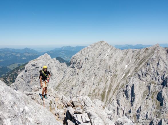 schon bald klettert man bei schöner Aussicht hoch über dem Tal