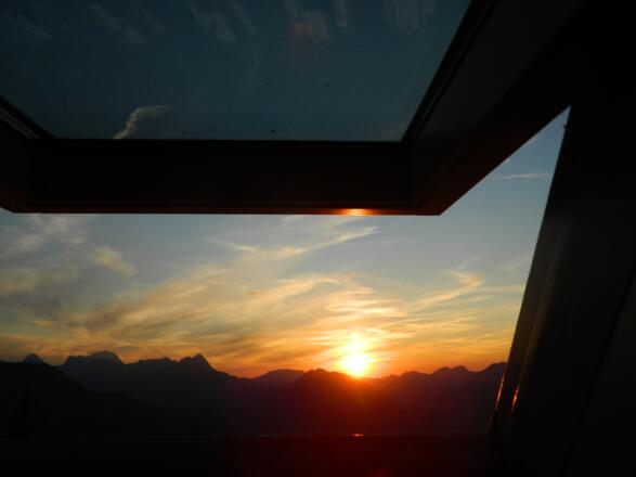 Sonnenuntergang vorm Hüttenfenster