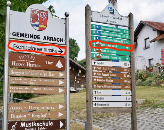 Wegweiser in Arrach verweisen auf den Schlussabschnitt