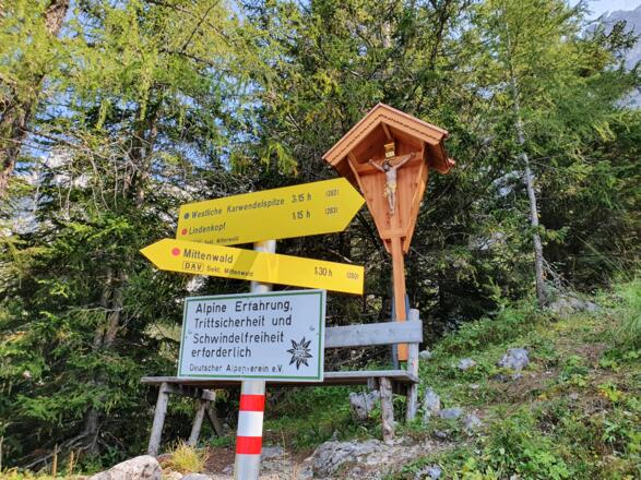 Wegweiser an der Mittenwalder Hütte