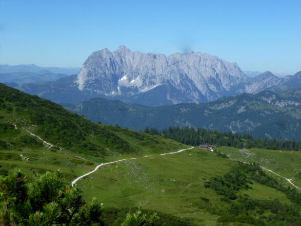 Blick vom Eggenalmkogel zum Wilden Kaiser und Weg zum Straubinger Haus