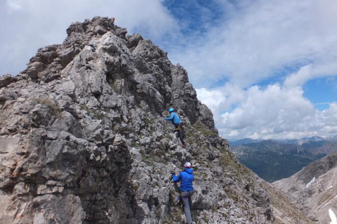 Durch Schrofen und Felsen geht es hinauf