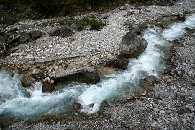 Der Johannesbach versorgt den Rißbach im Tal mit ausreichend Wasser.
