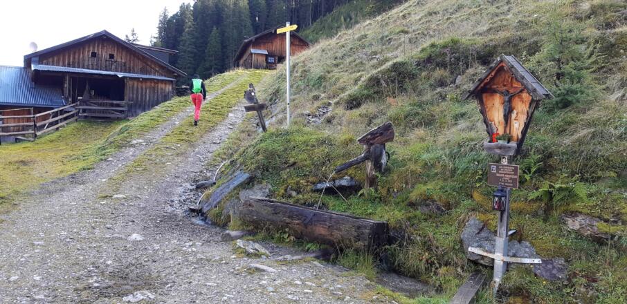 Bei der obersten Hütte beginnt der Steig zum Malgrübler.