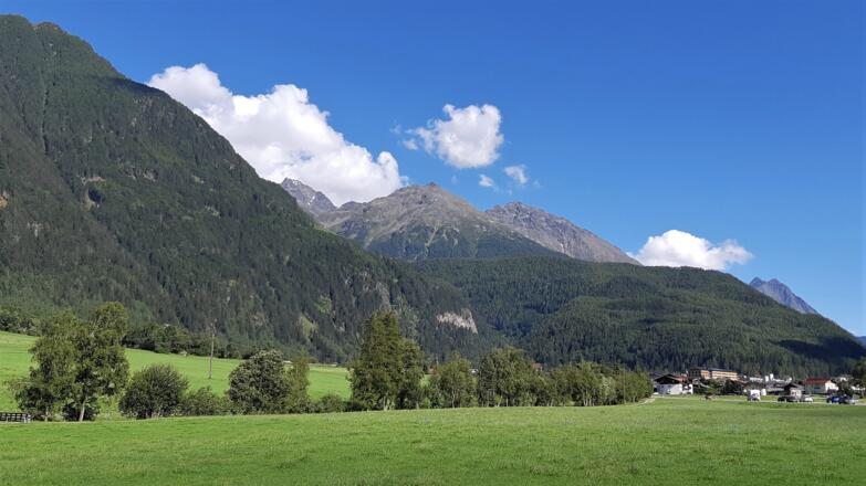 Der Hemerkogel bei der Anfahrt nach Umhausen. Links der Grastaler Grieskogel (3160 m), rechts das Hörndle (2986 m).