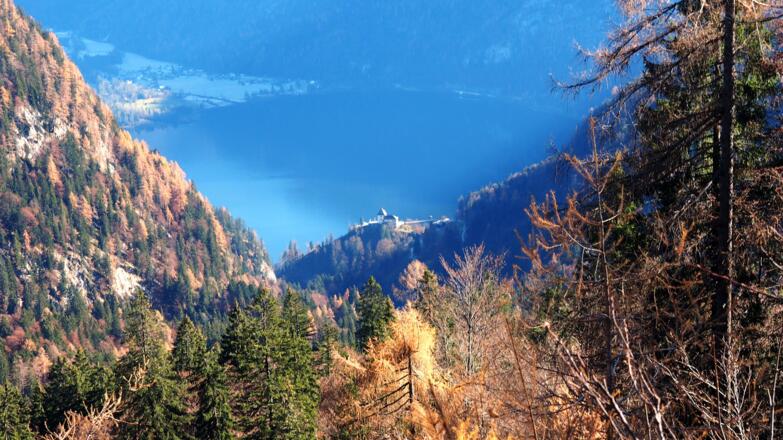 Tiefblick zum Rudolfsturm und Hallstättersee