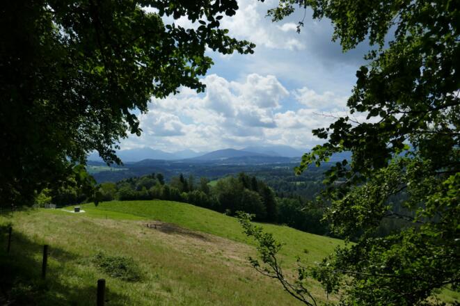 Oberhalb von Fentberg öffnet sich ein schöner Ausblick auf das Mangfallgebirge.