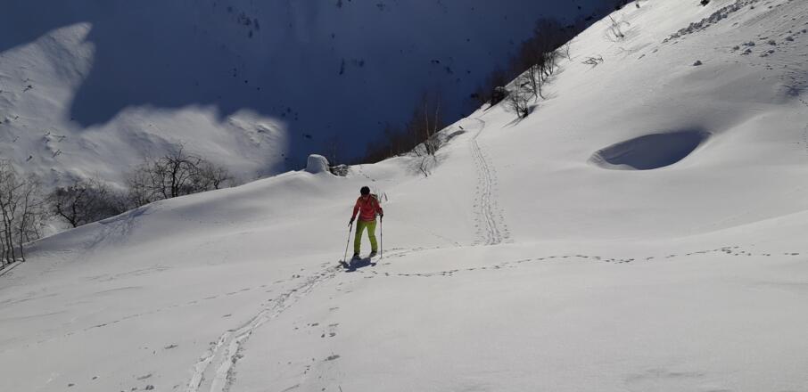 ... und dann in einem scharfen Rechtsbogen wieder talauswärts durch steiles Gelände auf die erste Terrasse.