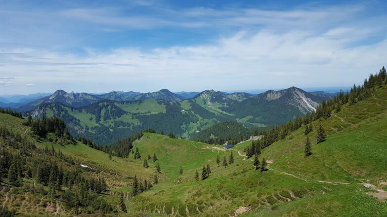 Aussicht auf Risserkogel, Blankenstein, Setzberg, Wallberg, Bodenschneid und Brecherspitz (v.l.n.r.) - vorn die Obere Wallenburgalm