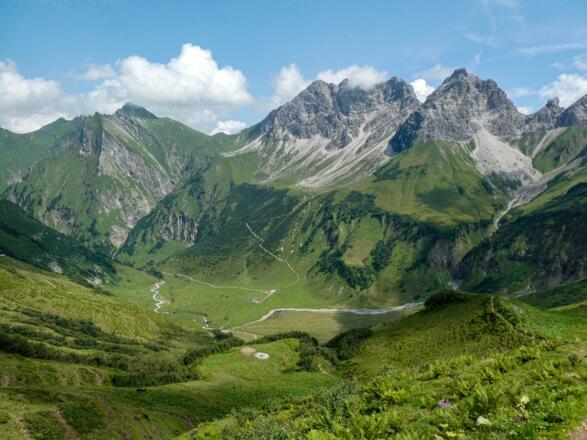 Blick vom Älpelesattel in den Talkessel mit der Käseralpe