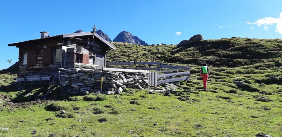 Bei der kleinen Ebenalmhütte biegen wir links ab (die Wegmarkierungen sind hier kurz etwas schwer erkennbar).