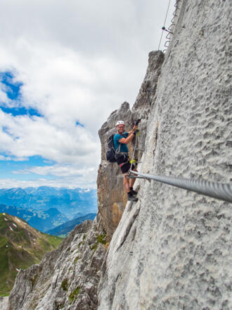 Und viele, viele Stahltritte müssen wir an der senkrechten Wand hochklettern.