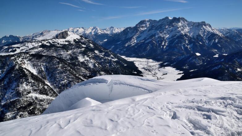 Blick vom Gipfel zu den Loferer Steinbergen