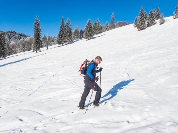 Die ersten Meter der Tour. Leicht ansteigend geht es nach oben.