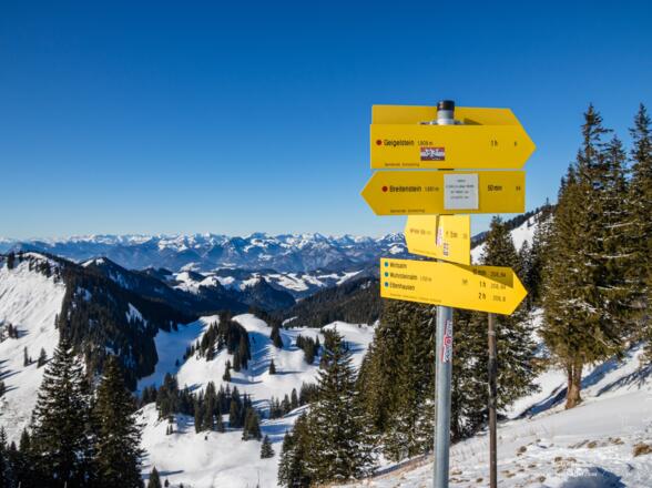 Schöne Aussicht vom Sattel und nicht mehr weit auf den Breitenstein.