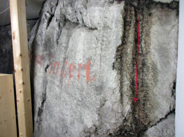 Karren (Pfeil) innerhalb der Knorrhütte