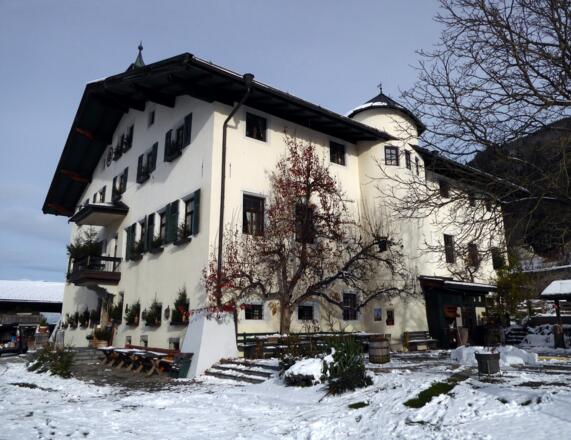 Schloss Kammer ist ein alter Ansitz, der heute als gediegener Landgasthof dient.