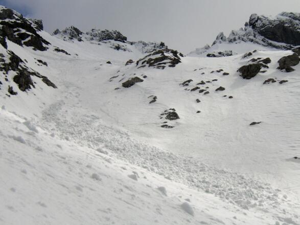lawinendurchsetztes Steilkar vor der Hocheisspitze