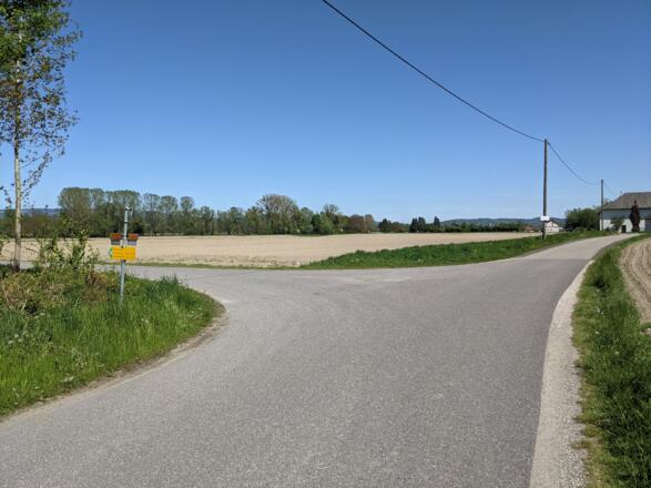 Vor der Ortschaft Dürrau links auf einen Schotterweg abzweigen