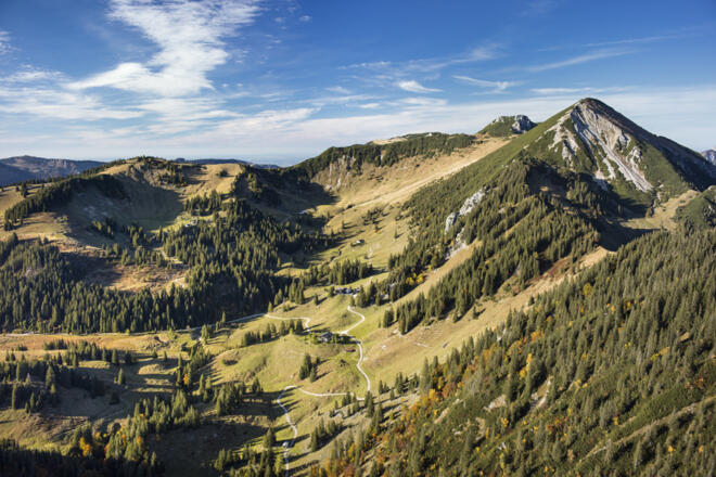 Geigelstein mit Wirtsalm im Herbst