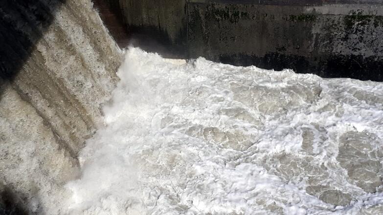 Donau-Schleuse teils offen (Hochwasser)