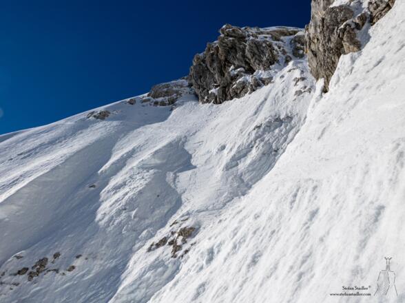 Die ca. 50 Grad steile Einfahrt in die Rinne bricht nach unten ab.