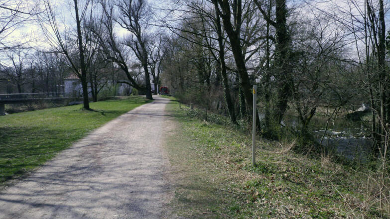 Radweg von der Luitpoldbrücke in A. Pfersee zwischen Wertach und Kanal nach A. Göggingen (Fotograf: Ulrich Koppold, Quelle: DAV Sektion Augsburg)
