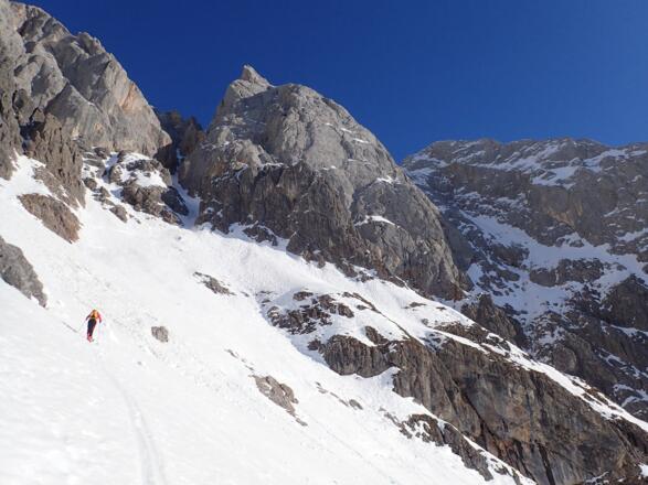 Kurz vor dem Ende beim Wandfuß, oberhalb die Schlucht für Rinnenfreunde