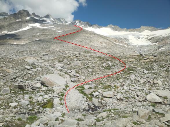 Unscheinbare Abzweigung vom Neveser Höhenweg