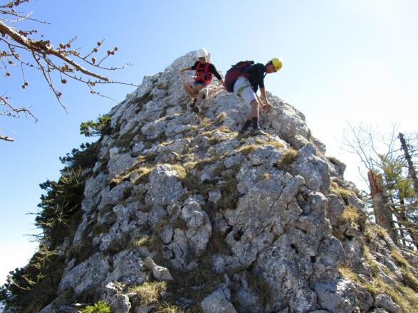 Abklettern im steilen Schrofengelände.