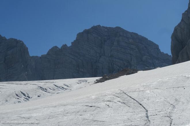 Hier der Hohe Dachstein und davor der Gosauer Gletscher mit seinen Spalten