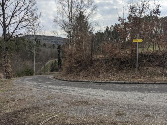 Bei der Straße geht es nach links bergab