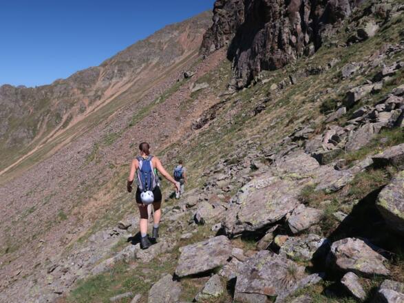 Das Kar unterhalb der Zarspitzen wird gequert.
