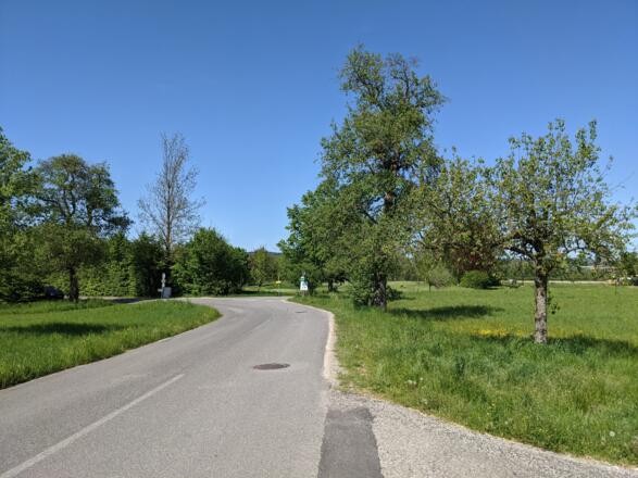 Bei der Kreuzung nach den Badeseen geht's nach rechts