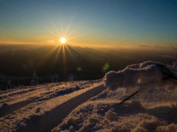 Die Sonnen kommt hinter dem Hochgern hervor.
