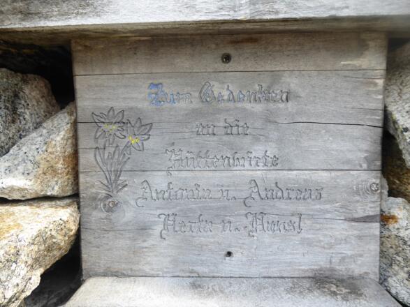 Inschrift am Gedenkkreuz