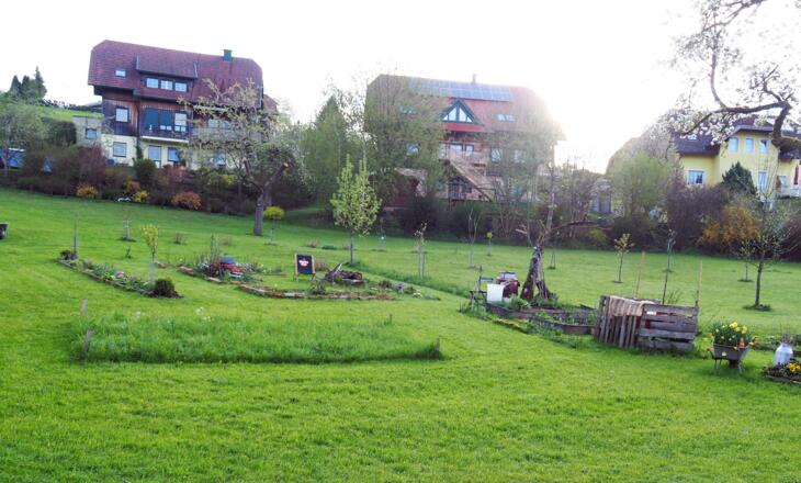 Vorbei an herrkichen Gärten