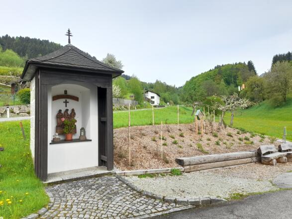 Station I mit Kräutergarten am Kreuzweg in Unterweißenbach