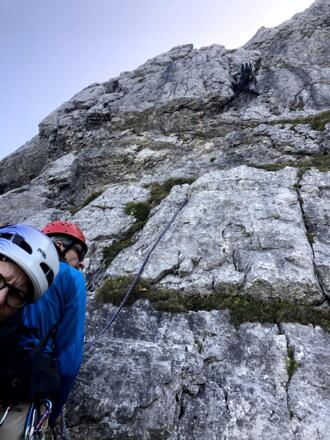 In der 1. SL: die Vorsteigerin klettert gerade in der Platten-Passage