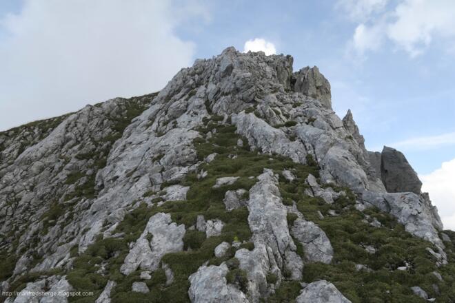 In weiterer leichter Kletterei geht's nach oben