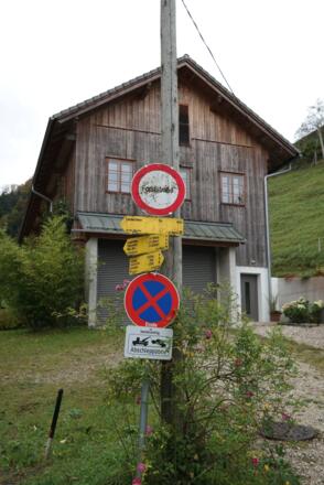 Beim letzten Haus der Siedlung hält man sich an die rechte Route (Wegweiser).